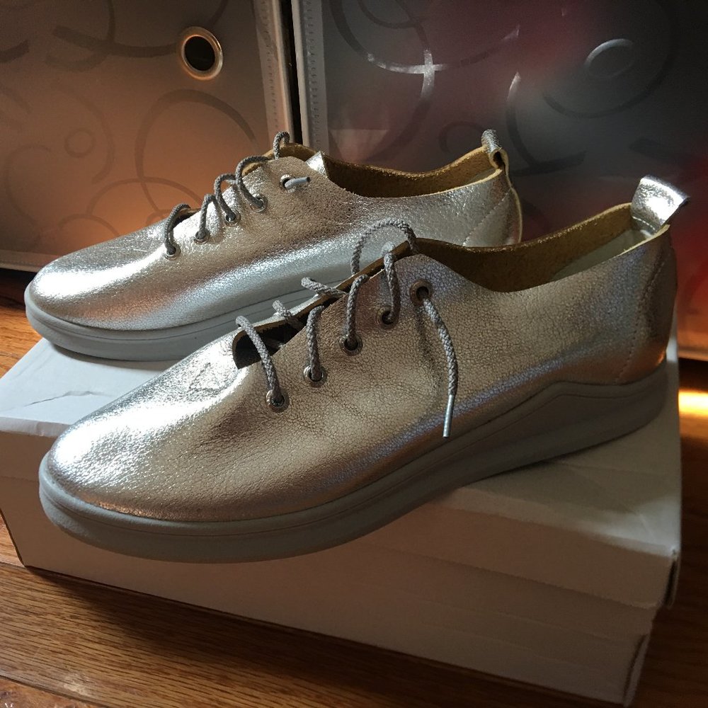 NWT Leather Silver Oxford Shoes Zemal Size 6.5